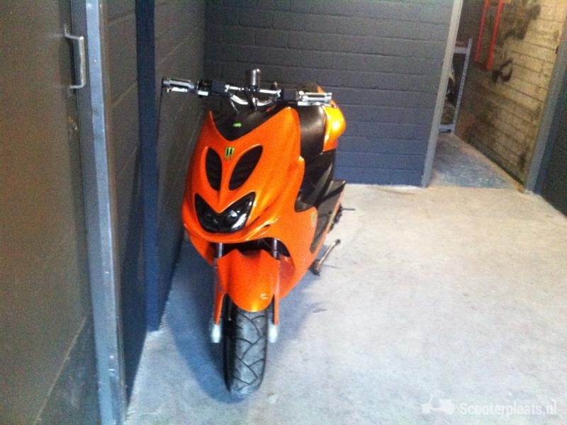 Yamaha Aerox R naked oranje